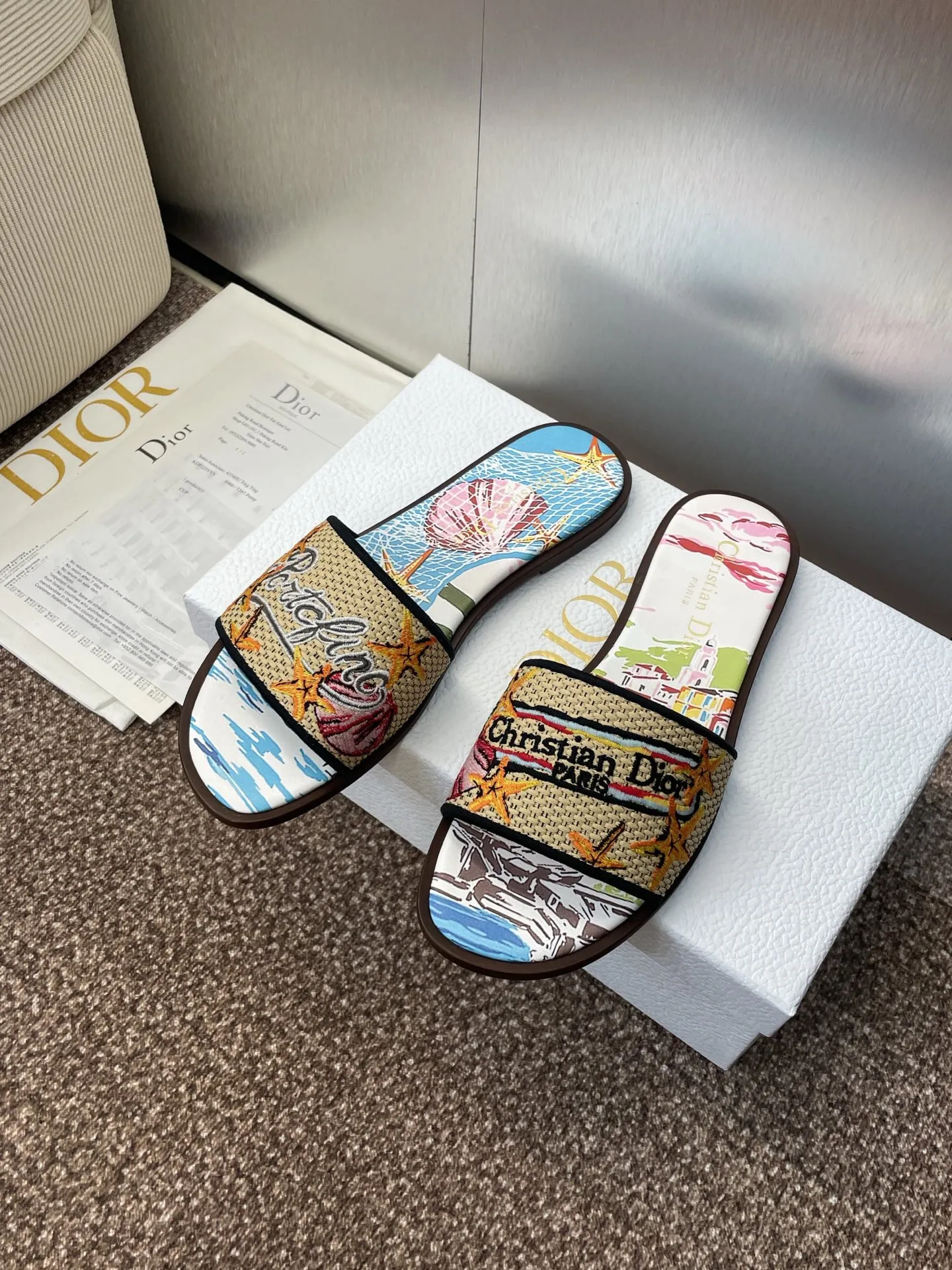 👟👟Ex-factory price 500👟👟 Dior 2025 spring and summer new style DWAY flat flip flops jelly color women's shoes CD letter logo three-dimensional embroidery round toe open toe color block sandals Material: upper imported raffia electric embroidery high temperature water-soluble cotton technical fabric + water-dyed sheepskin lining + Italian thickened leather outsole size: 34-42 (34.40.41.42. Customized, non-refundable and non-exchangeable)